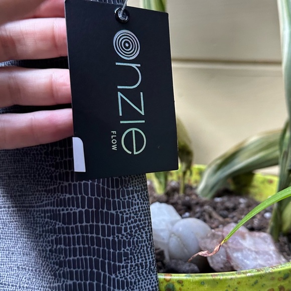 ONSIE ‘flow’ NWT Charcoal Snake 209 Hot Yoga Leggings Size S/M - Picture 4 of 11